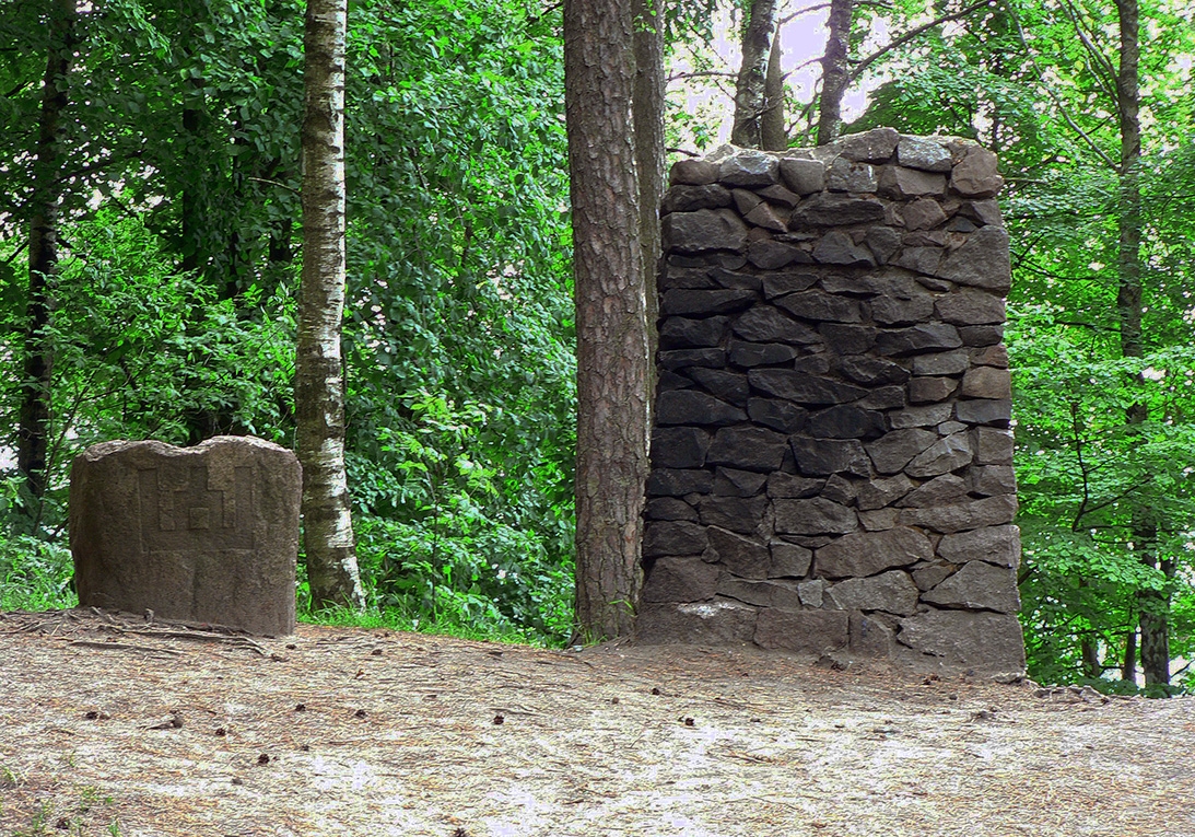Современные алтарь и жертвенник-аукурас на вершине Рамбинаса