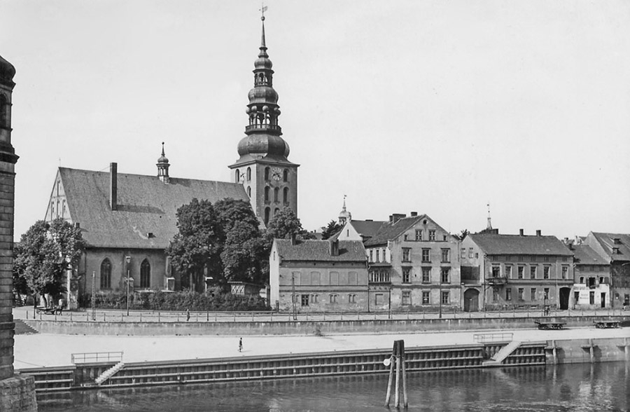 Вид на Немецкую кирху с Моста королевы Луизы