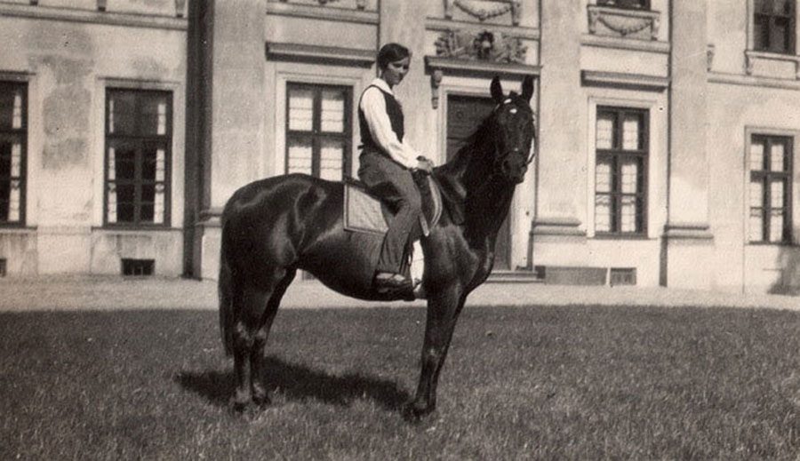 Марион Дёнхофф на лошади