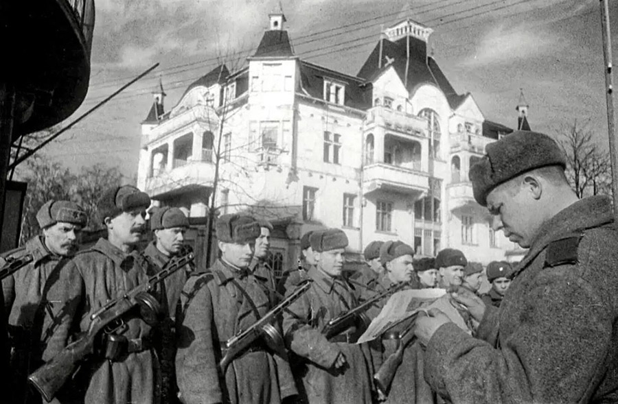 Советские солдаты на фоне курхауса