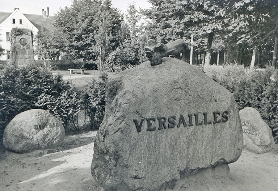 Памятный камень в честь Версальского мира