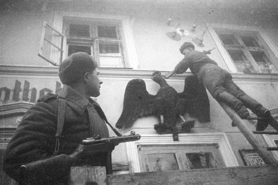 31 января 1945 красноармеец сбивает прусского орла в Меденау