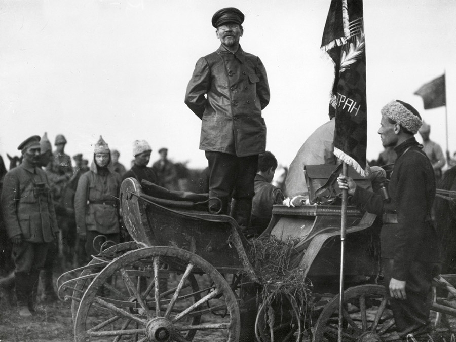 Михаил Калинин выступает перед солдатами