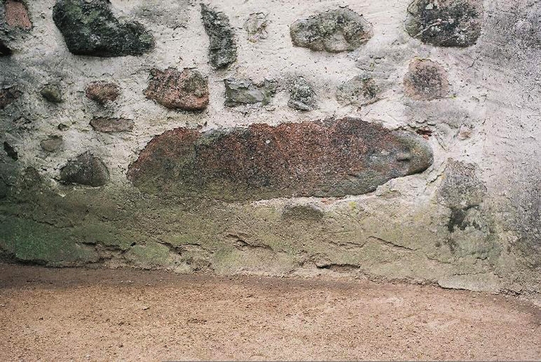 Прусский идол вмурованный в стену церкви в Пратнице