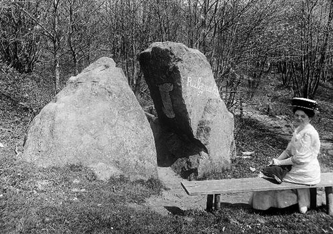 Девушка позирует на фоне Камня Лжи, фото начала XX в.