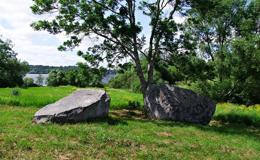 Расколотый Велнсакменс (Чёртов камень) в Постамуйже, Латвия