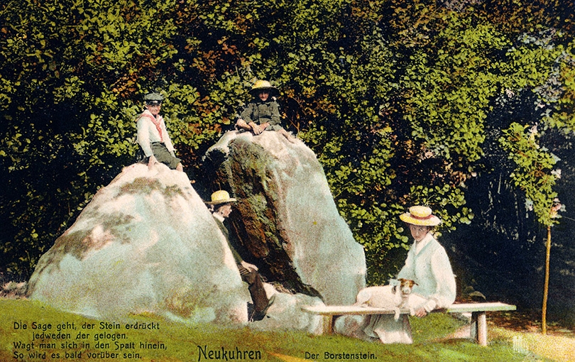 Семья путешественников позирует на фоне Камня Лжи, открытка начала XX в.