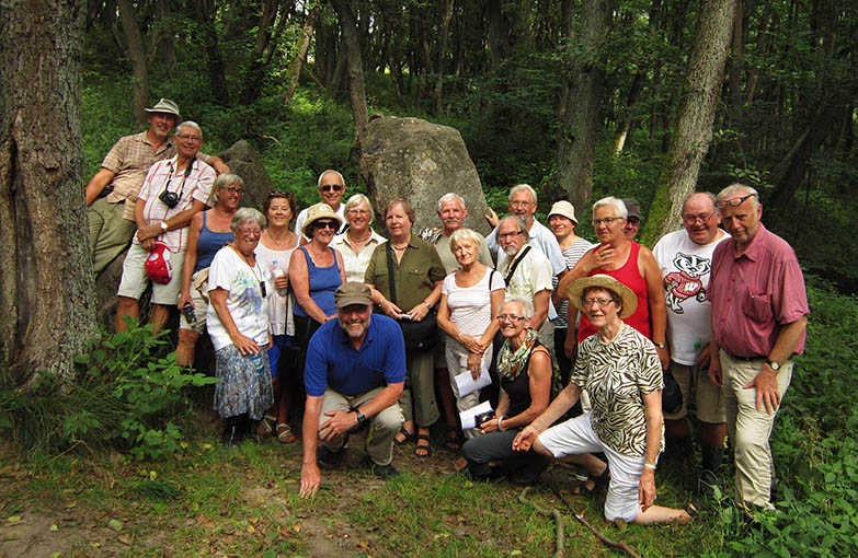 Члены датского клуба любителей археологии 'Харья' у Камня Лжи
