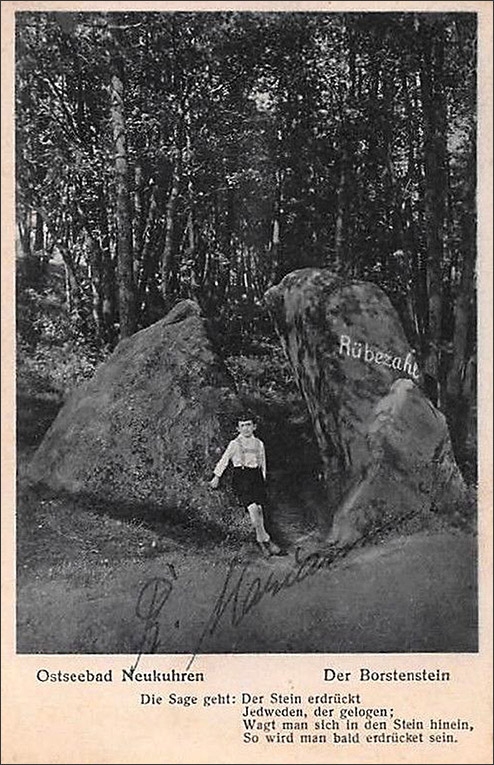 Мальчик позирует на фоне Камня Лжи, открытка первой трети XX в.